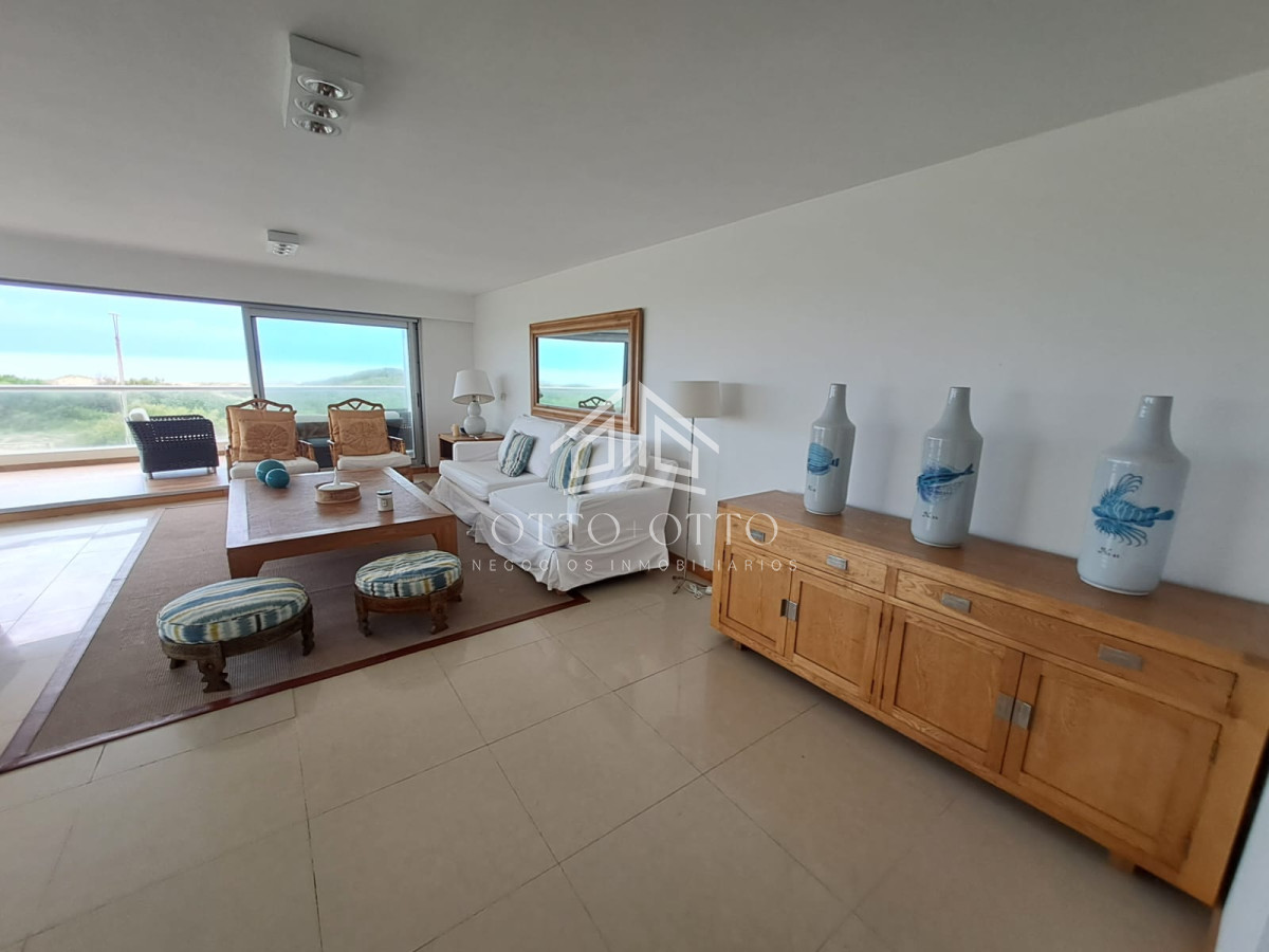 Apartamento ID.28633 - Apartamento en venta de 3 dormitorios y servcio en Punta del Este Primera Línea Brava