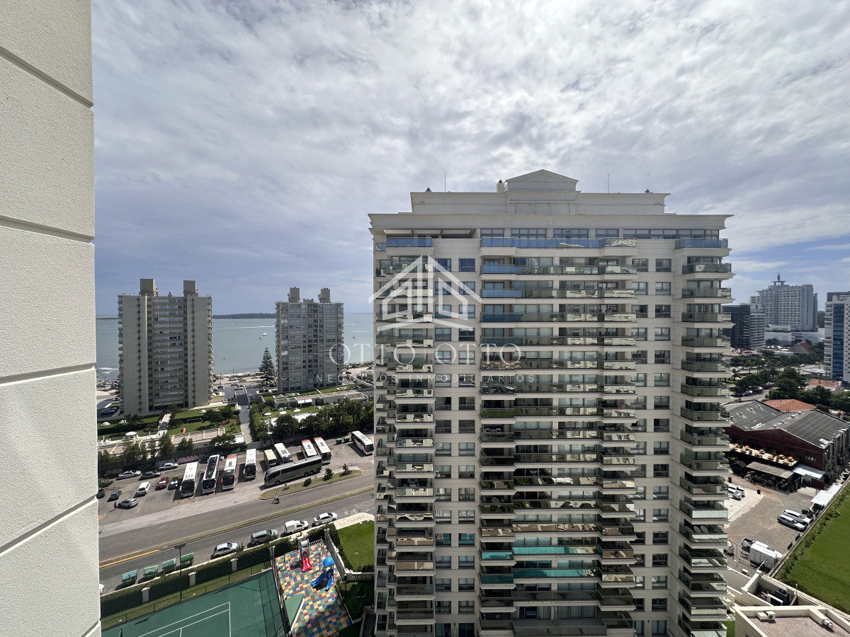 Apartamento ID.28636 - Vende apartamento esquinero de 3 dormitorios en Imperiale, Punta del Este