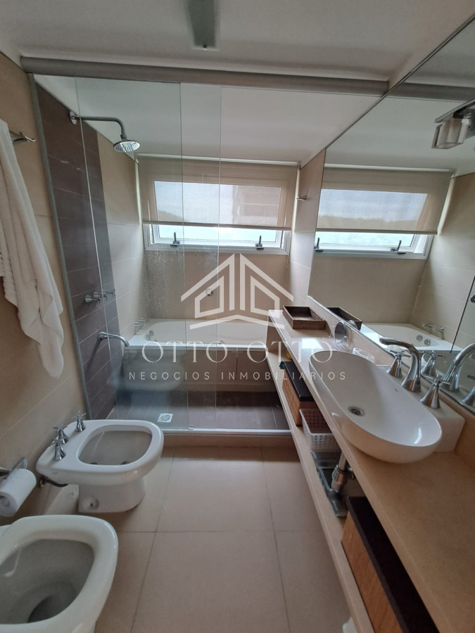Apartamento ID.28633 - Apartamento en venta de 3 dormitorios y servcio en Punta del Este Primera Línea Brava
