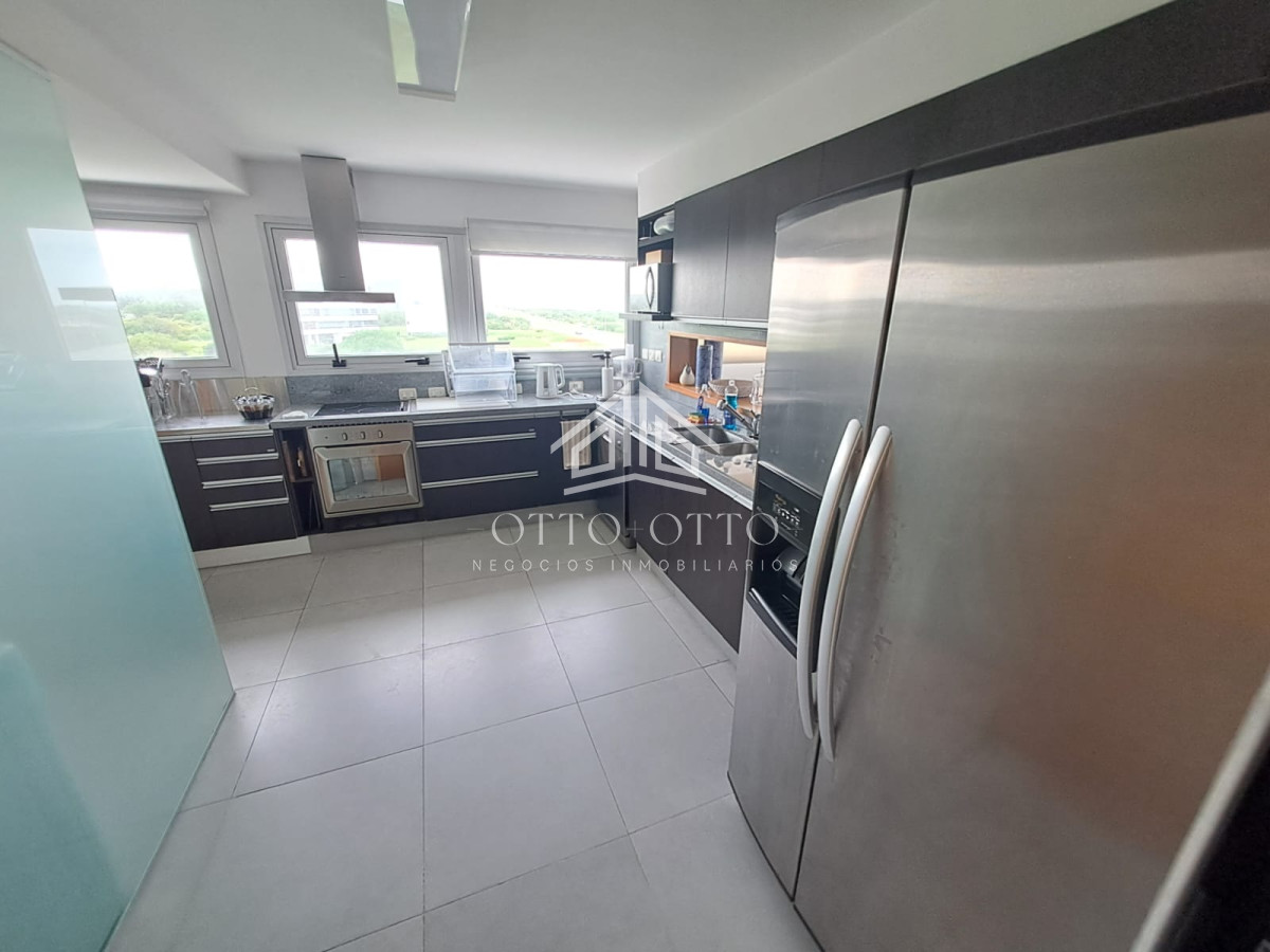 Apartamento ID.28633 - Apartamento en venta de 3 dormitorios y servcio en Punta del Este Primera Línea Brava