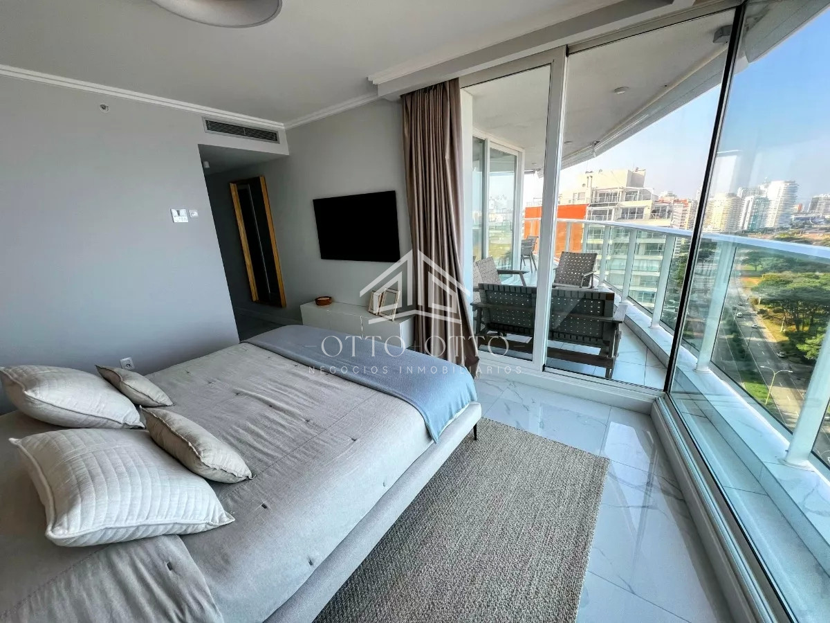 Apartamento ID.28638 - Apartamento en venta 4 dormitorios en Playa Mansa, Punta del Este.