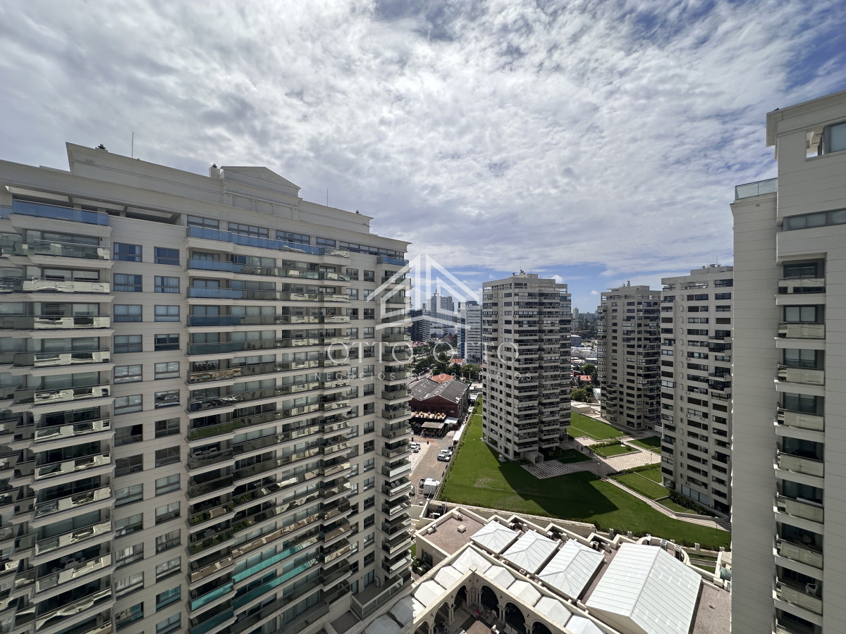 Apartamento ID.28636 - Vende apartamento esquinero de 3 dormitorios en Imperiale, Punta del Este