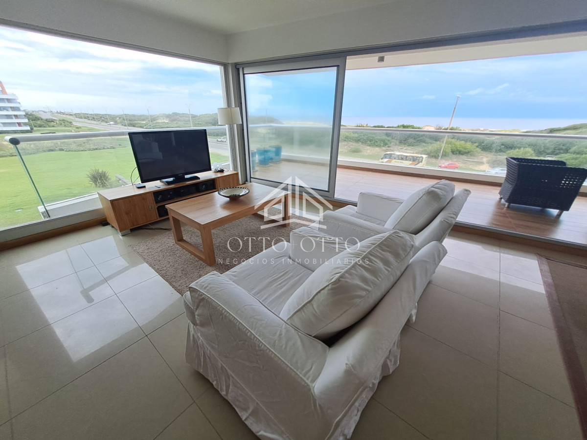 Apartamento ID.28633 - Apartamento en venta de 3 dormitorios y servcio en Punta del Este Primera Línea Brava