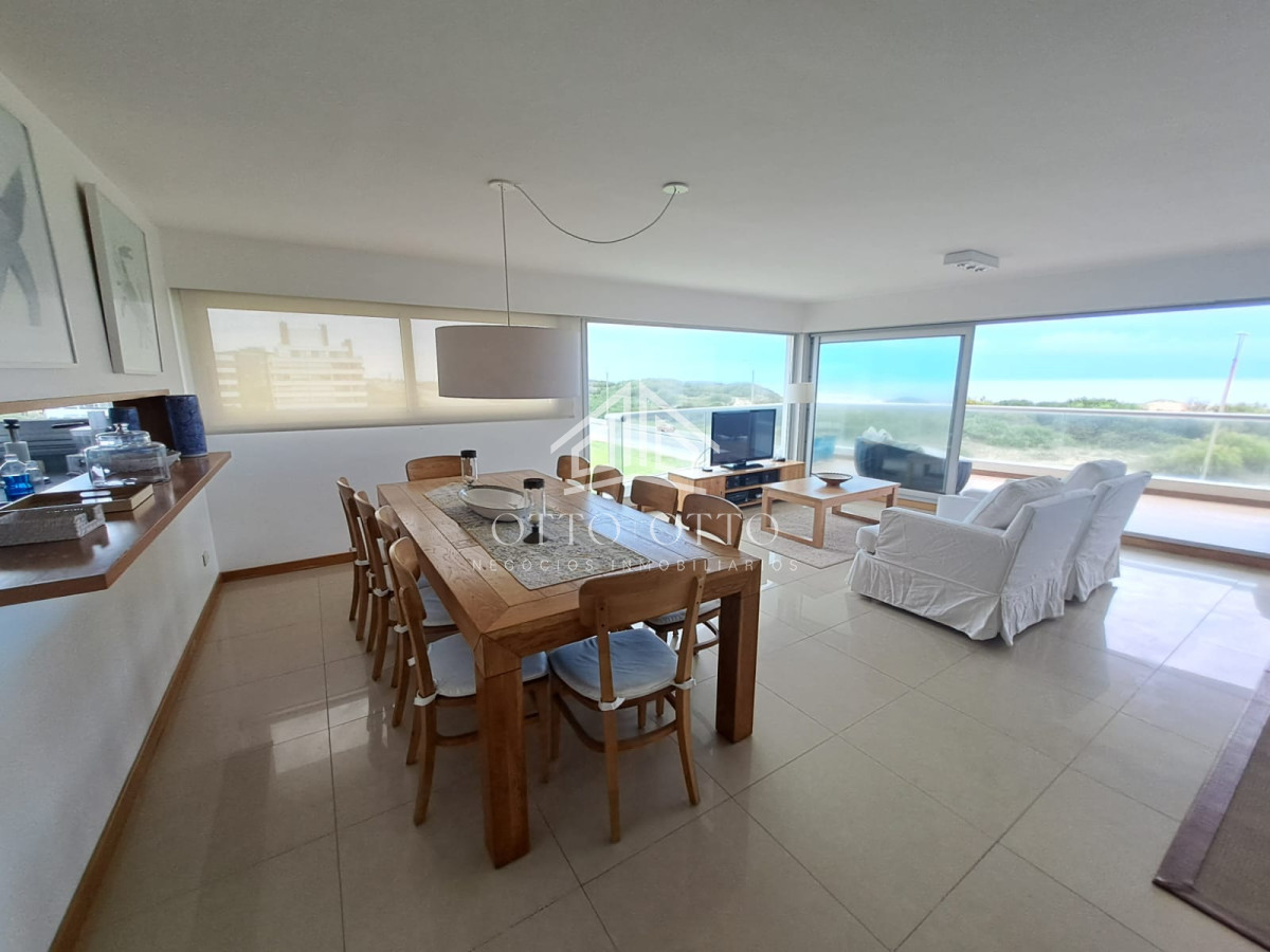 Apartamento ID.28633 - Apartamento en venta de 3 dormitorios y servcio en Punta del Este Primera Línea Brava