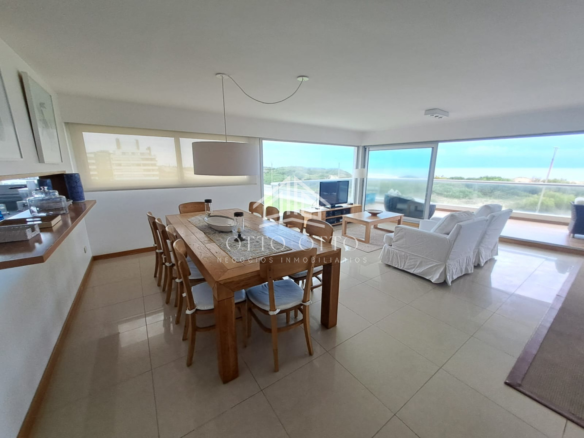 Apartamento ID.28633 - Apartamento en venta de 3 dormitorios y servcio en Punta del Este Primera Línea Brava