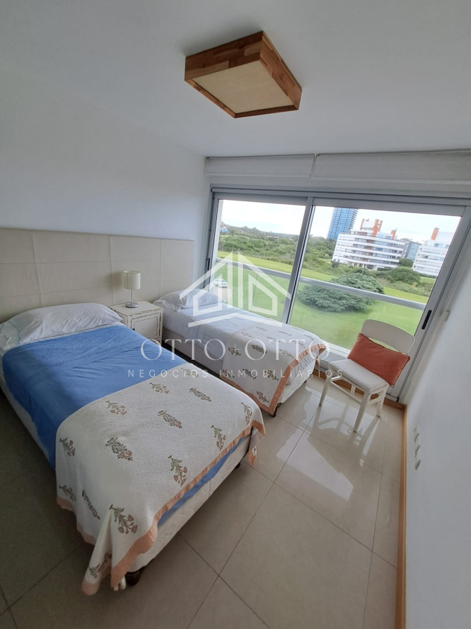 Apartamento ID.28633 - Apartamento en venta de 3 dormitorios y servcio en Punta del Este Primera Línea Brava