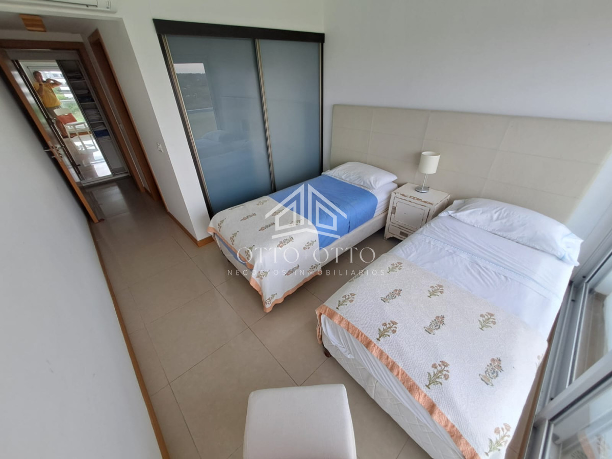 Apartamento ID.28633 - Apartamento en venta de 3 dormitorios y servcio en Punta del Este Primera Línea Brava