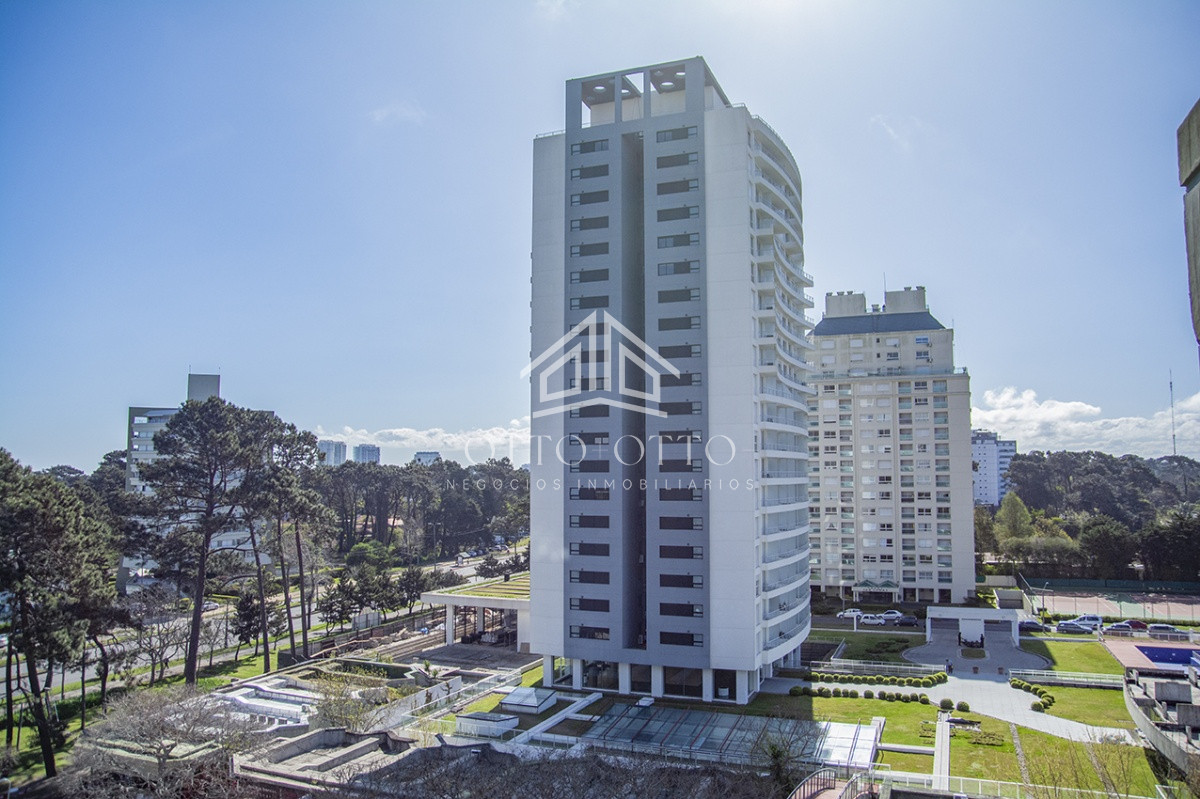 Apartamento ID.28477 - Departamento en venta de 3 dormitorios en Roosevelt Center, Punta del este 
