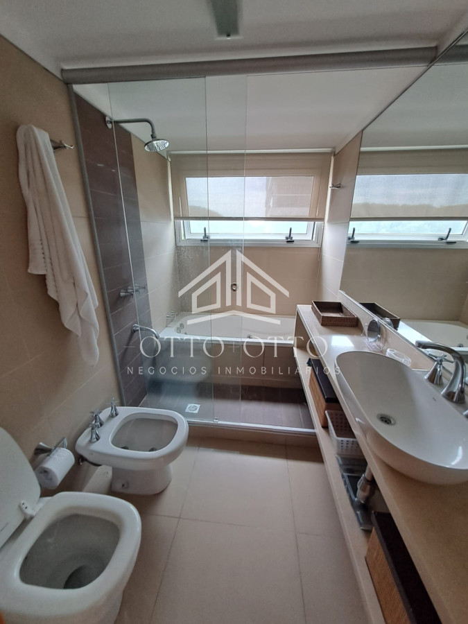 Apartamento ID.28633 - Apartamento en venta de 3 dormitorios y servcio en Punta del Este Primera Línea Brava
