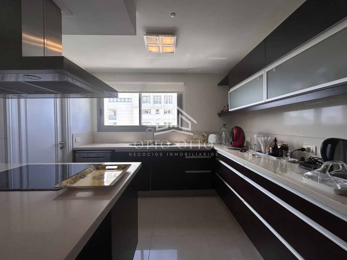 Apartamento ID.28636 - Vende apartamento esquinero de 3 dormitorios en Imperiale, Punta del Este