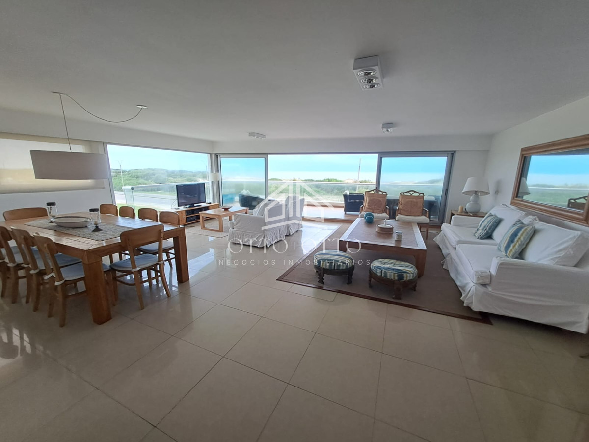 Apartamento ID.28633 - Apartamento en venta de 3 dormitorios y servcio en Punta del Este Primera Línea Brava