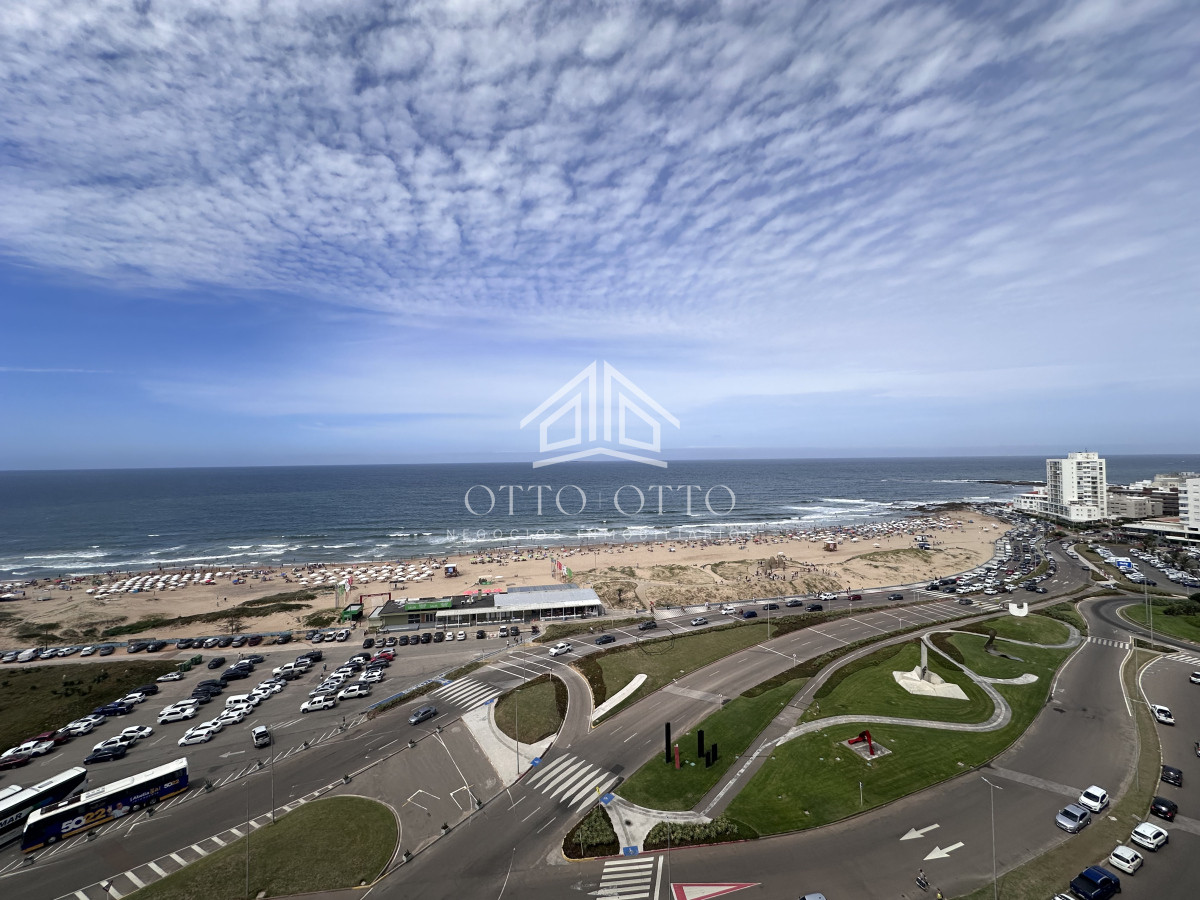 Apartamento ID.28636 - Vende apartamento esquinero de 3 dormitorios en Imperiale, Punta del Este