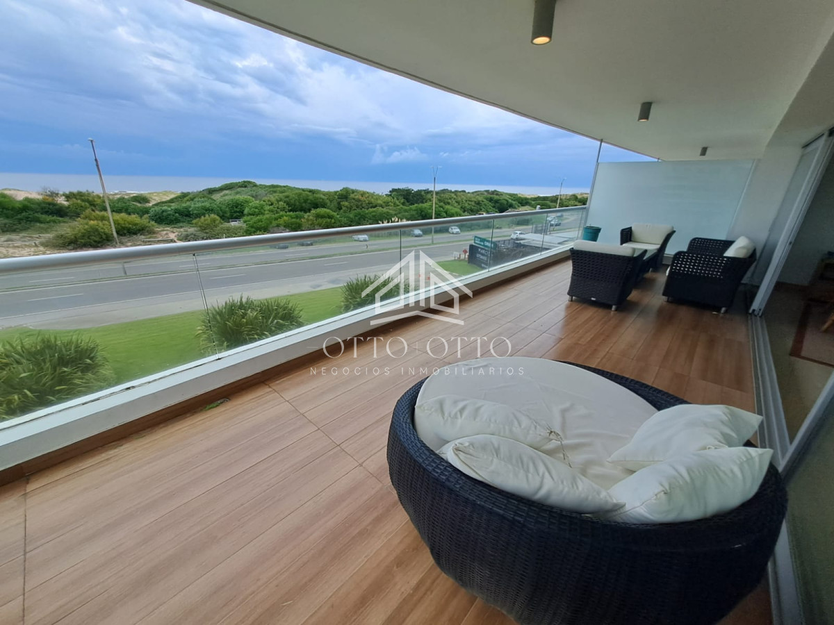 Apartamento ID.28633 - Apartamento en venta de 3 dormitorios y servcio en Punta del Este Primera Línea Brava