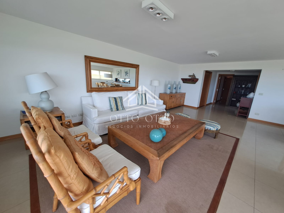 Apartamento ID.28633 - Apartamento en venta de 3 dormitorios y servcio en Punta del Este Primera Línea Brava