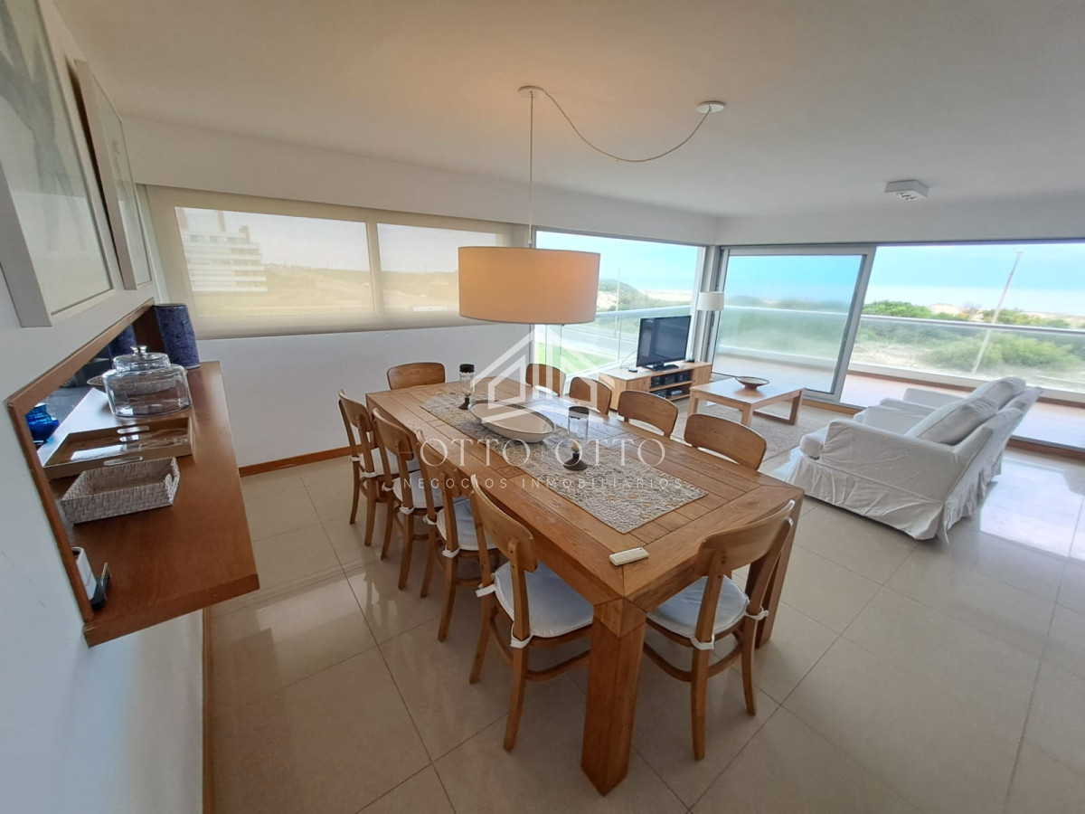 Apartamento ID.28633 - Apartamento en venta de 3 dormitorios y servcio en Punta del Este Primera Línea Brava