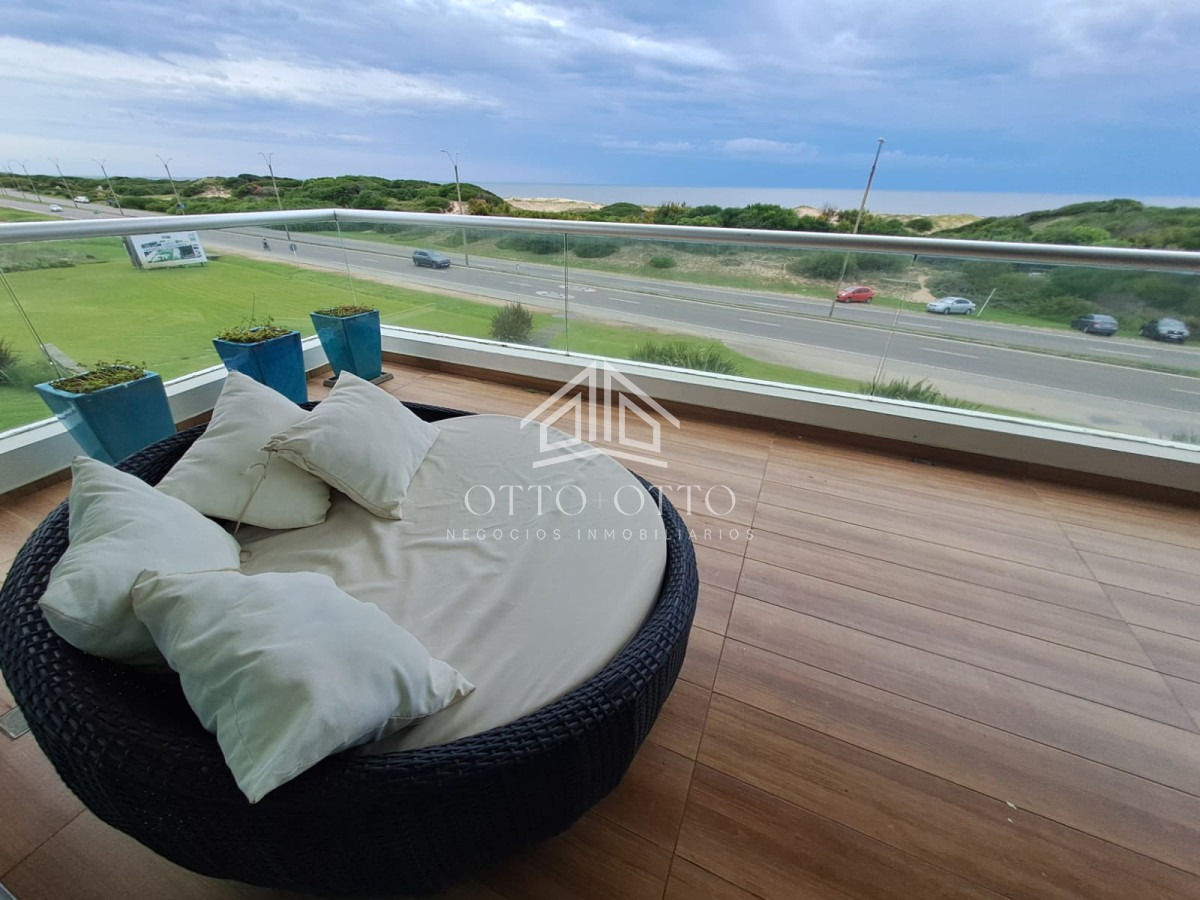 Apartamento ID.28633 - Apartamento en venta de 3 dormitorios y servcio en Punta del Este Primera Línea Brava