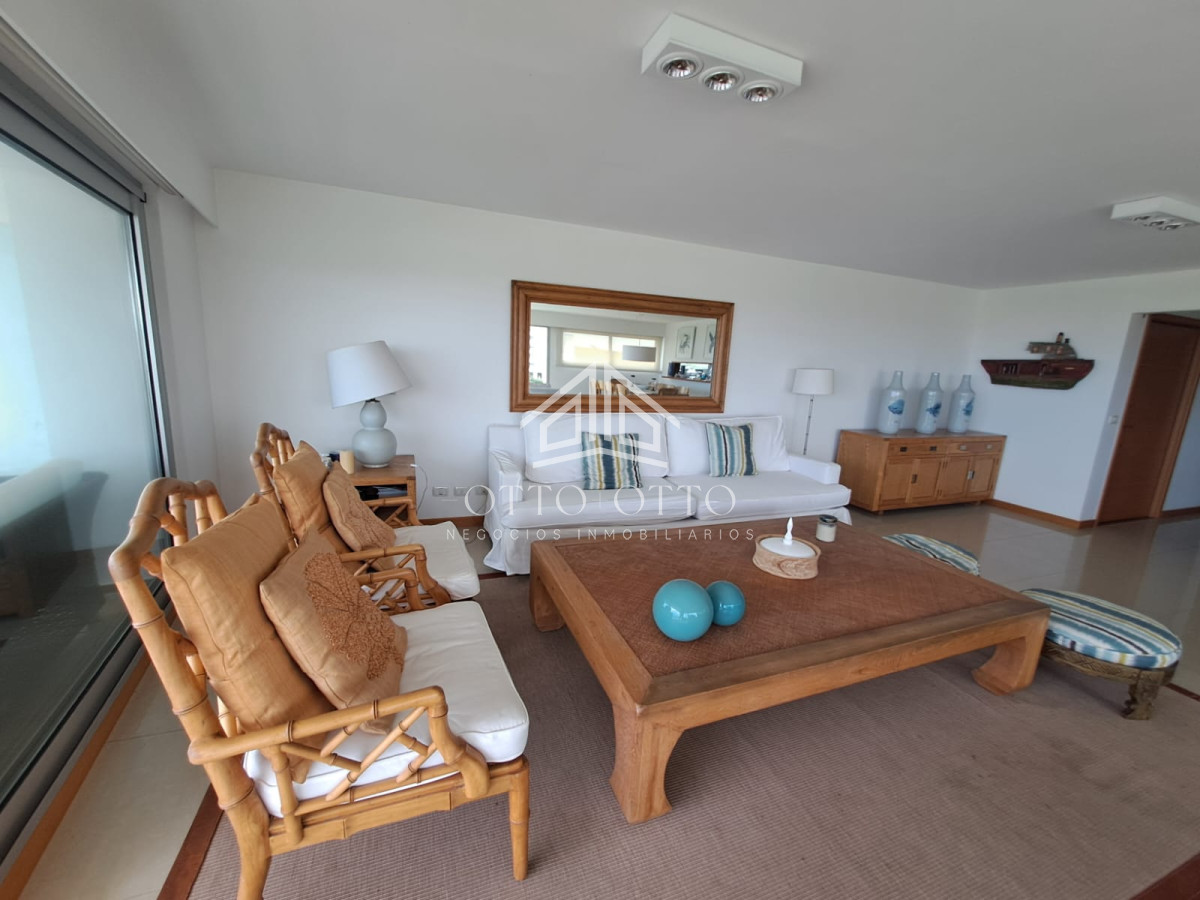 Apartamento ID.28633 - Apartamento en venta de 3 dormitorios y servcio en Punta del Este Primera Línea Brava