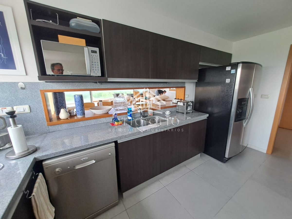 Apartamento ID.28633 - Apartamento en venta de 3 dormitorios y servcio en Punta del Este Primera Línea Brava