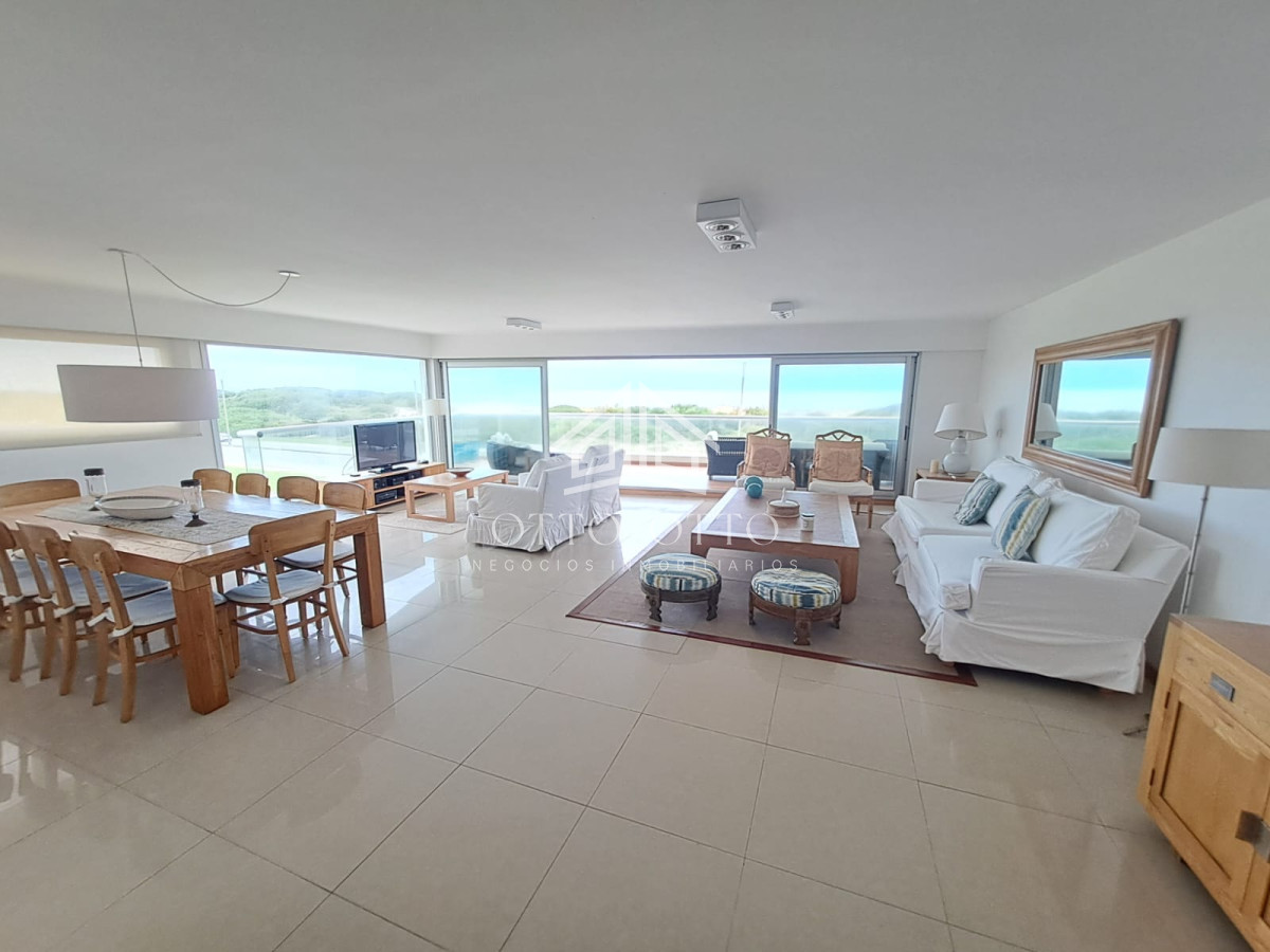 Apartamento ID.28633 - Apartamento en venta de 3 dormitorios y servcio en Punta del Este Primera Línea Brava