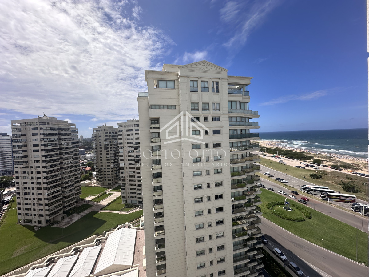 Apartamento ID.28636 - Vende apartamento esquinero de 3 dormitorios en Imperiale, Punta del Este