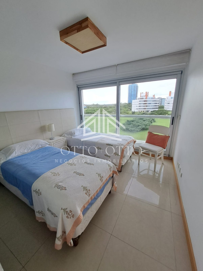 Apartamento ID.28633 - Apartamento en venta de 3 dormitorios y servcio en Punta del Este Primera Línea Brava