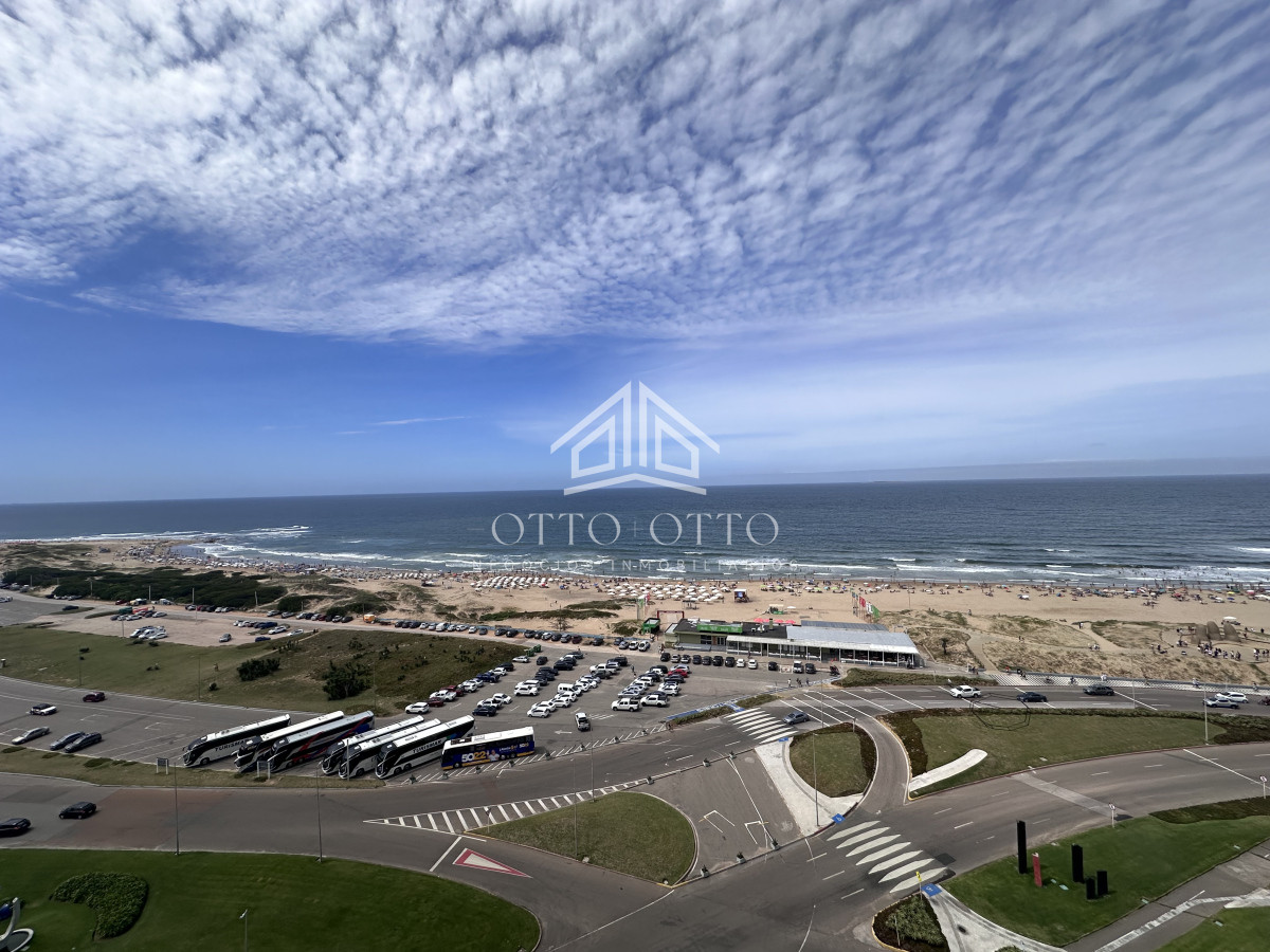 Apartamento ID.28636 - Vende apartamento esquinero de 3 dormitorios en Imperiale, Punta del Este