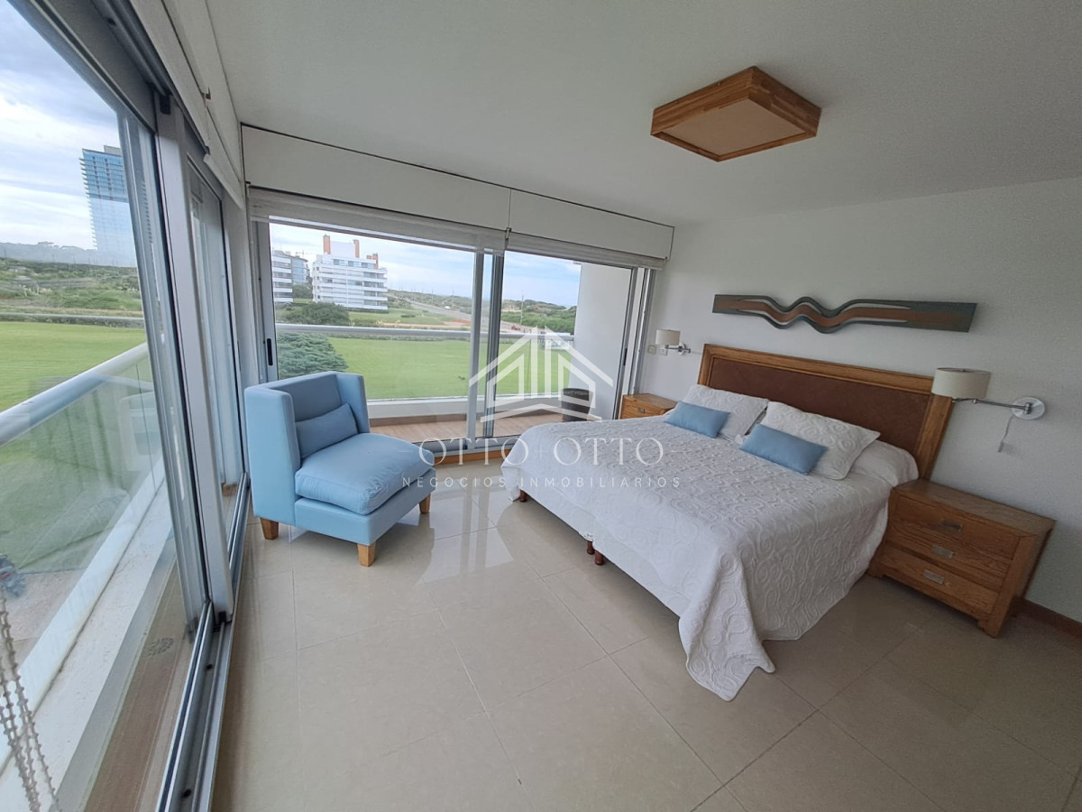 Apartamento ID.28633 - Apartamento en venta de 3 dormitorios y servcio en Punta del Este Primera Línea Brava
