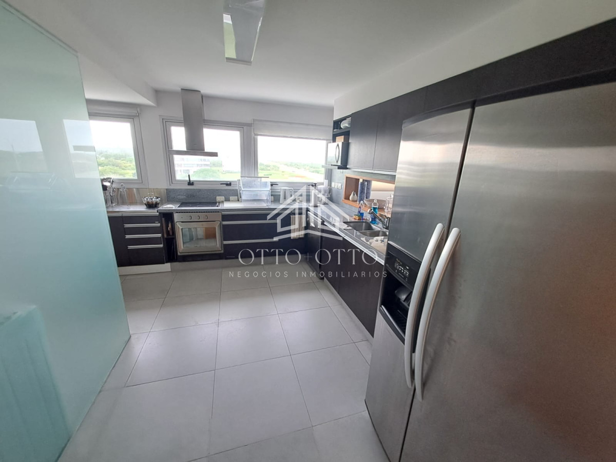 Apartamento ID.28633 - Apartamento en venta de 3 dormitorios y servcio en Punta del Este Primera Línea Brava