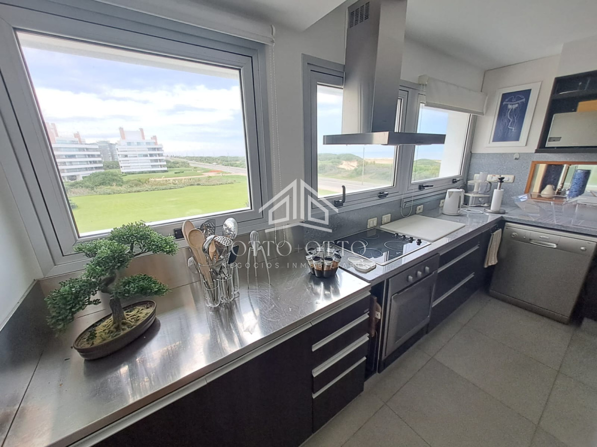 Apartamento ID.28633 - Apartamento en venta de 3 dormitorios y servcio en Punta del Este Primera Línea Brava