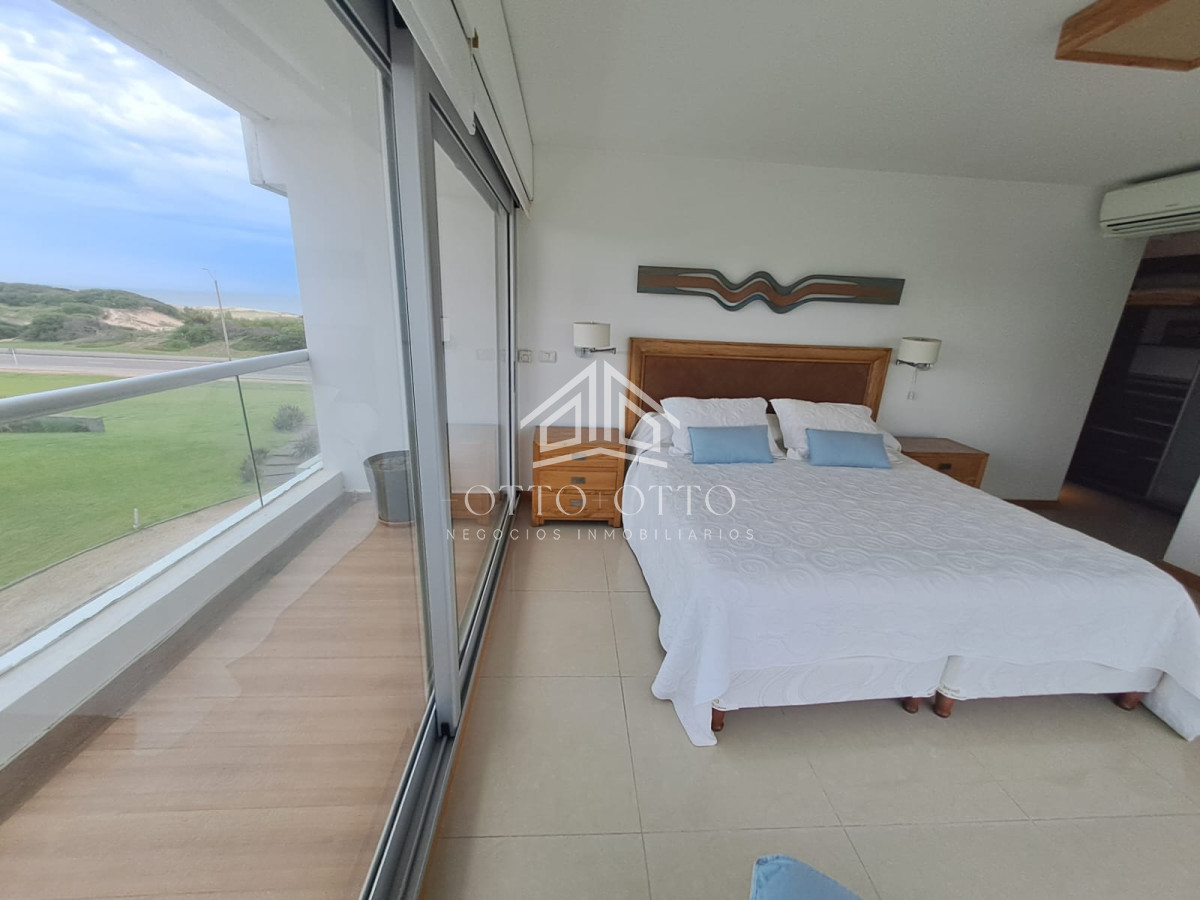 Apartamento ID.28633 - Apartamento en venta de 3 dormitorios y servcio en Punta del Este Primera Línea Brava