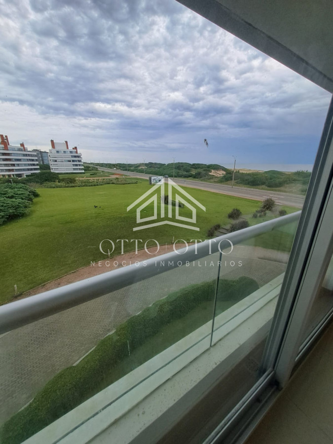 Apartamento ID.28633 - Apartamento en venta de 3 dormitorios y servcio en Punta del Este Primera Línea Brava