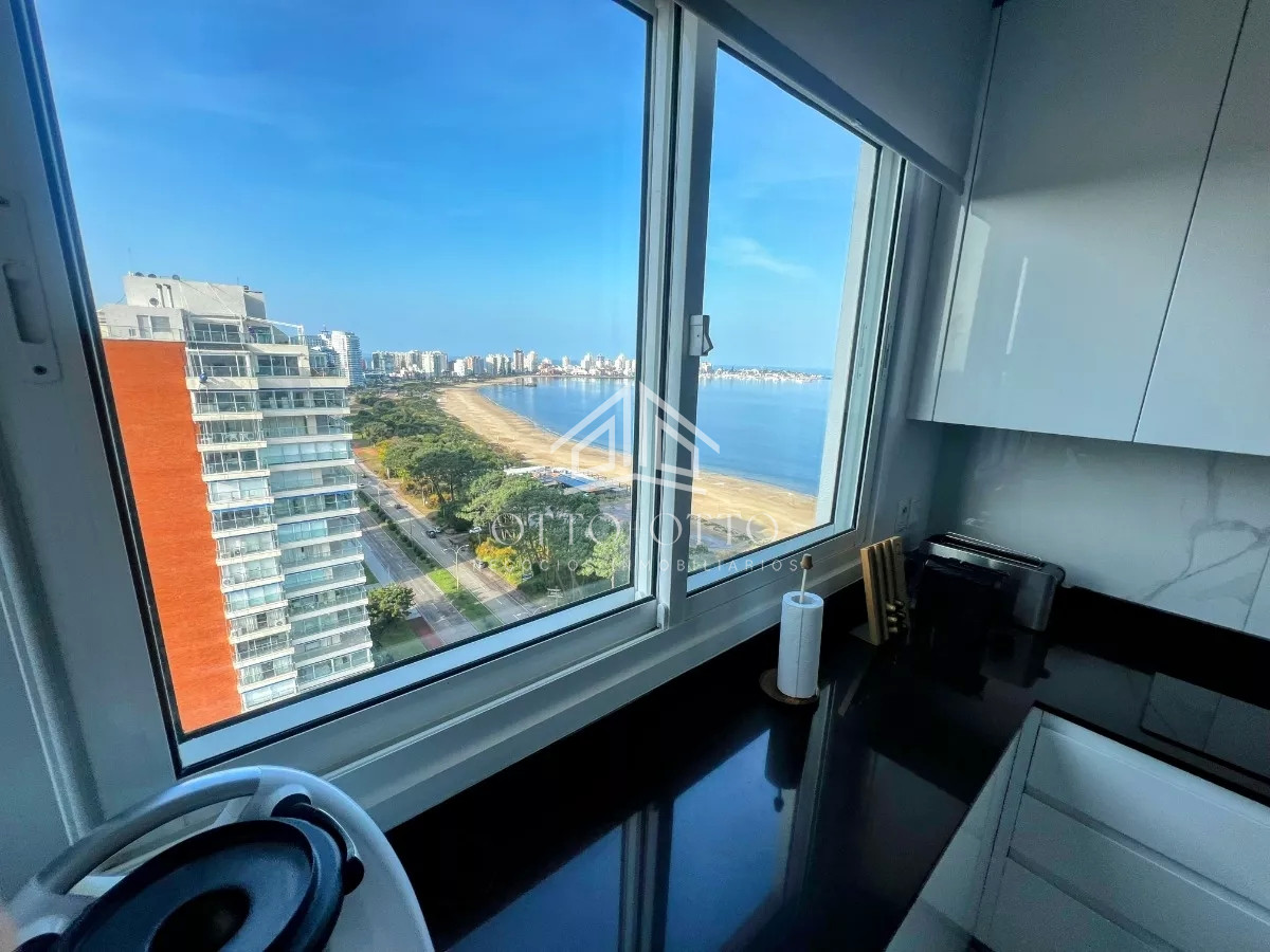 Apartamento ID.28638 - Apartamento en venta 4 dormitorios en Playa Mansa, Punta del Este.