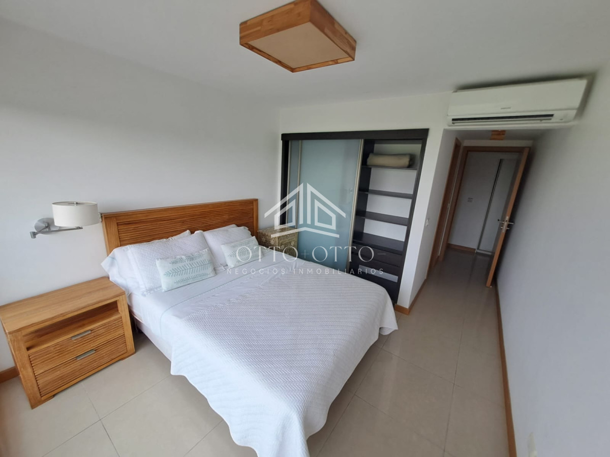 Apartamento ID.28633 - Apartamento en venta de 3 dormitorios y servcio en Punta del Este Primera Línea Brava