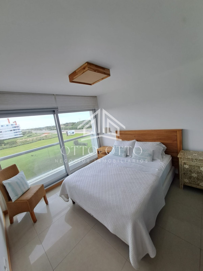 Apartamento ID.28633 - Apartamento en venta de 3 dormitorios y servcio en Punta del Este Primera Línea Brava