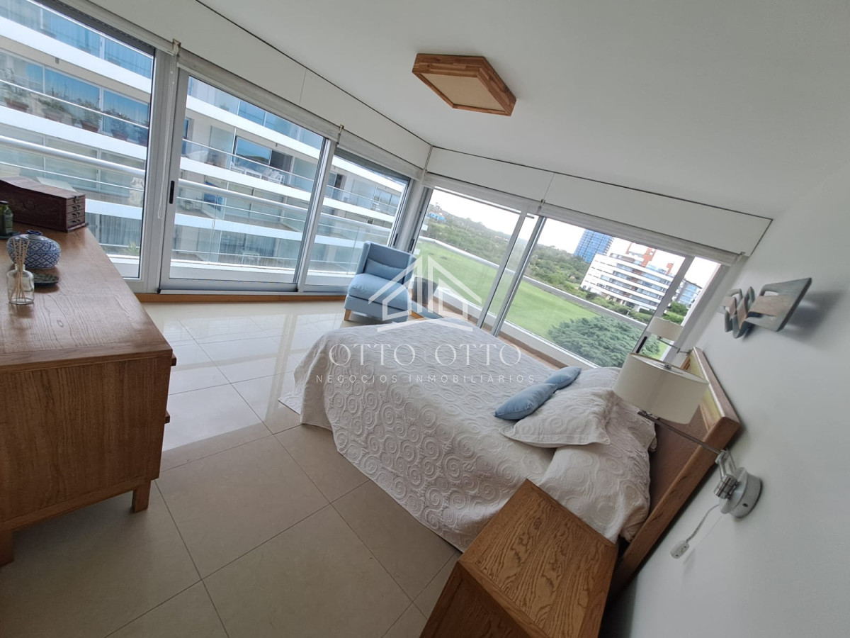 Apartamento ID.28633 - Apartamento en venta de 3 dormitorios y servcio en Punta del Este Primera Línea Brava