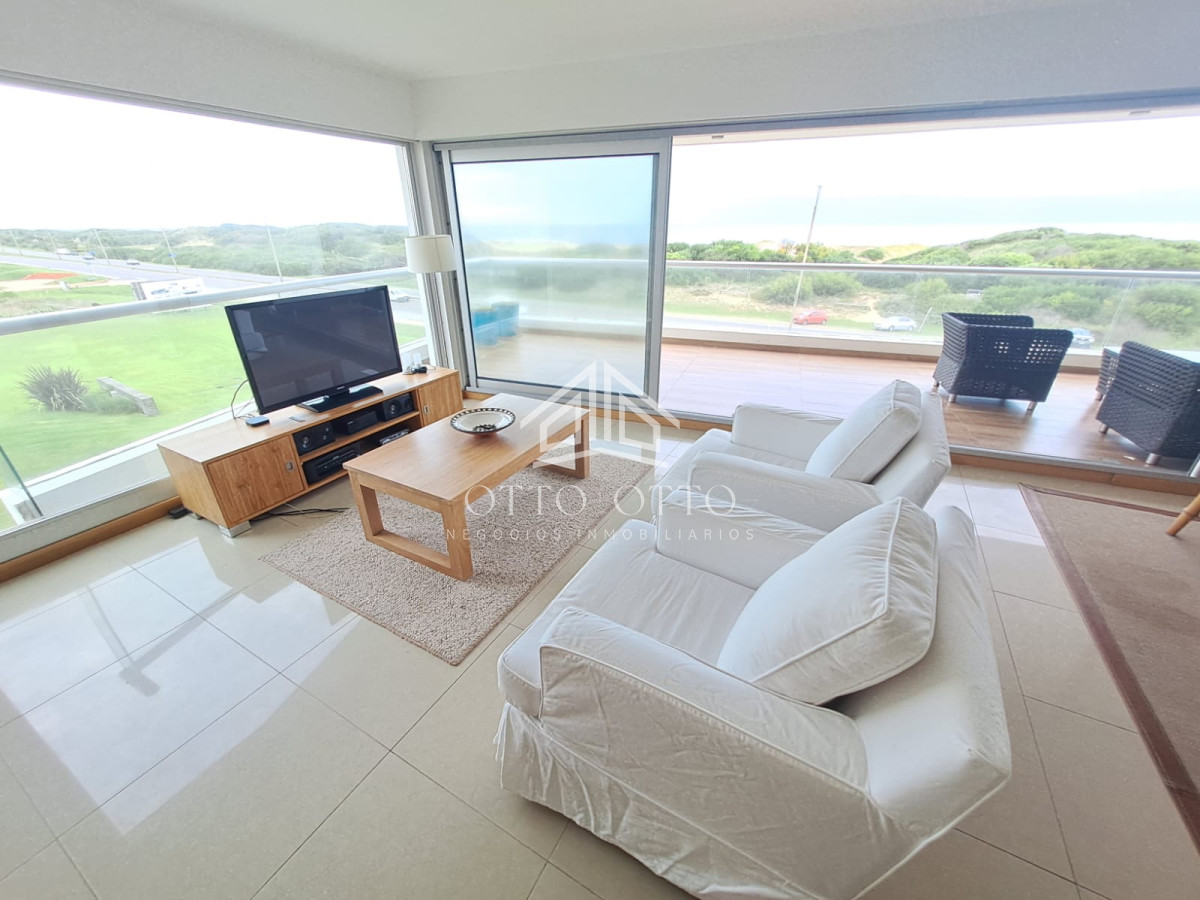 Apartamento ID.28633 - Apartamento en venta de 3 dormitorios y servcio en Punta del Este Primera Línea Brava