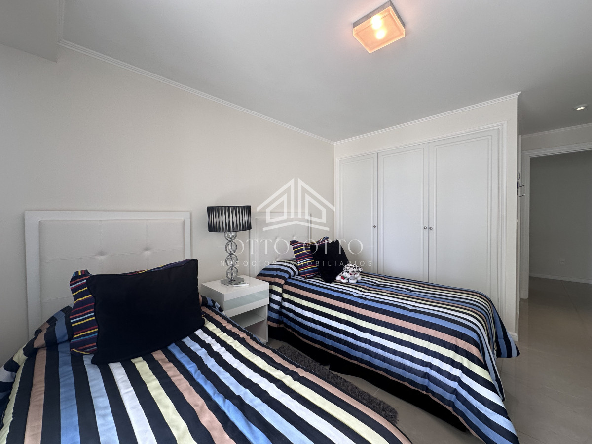 Apartamento ID.28636 - Vende apartamento esquinero de 3 dormitorios en Imperiale, Punta del Este
