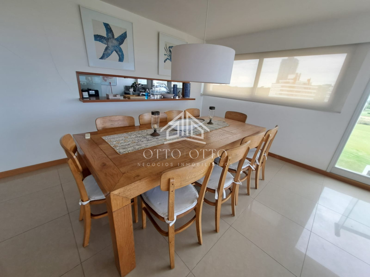 Apartamento ID.28633 - Apartamento en venta de 3 dormitorios y servcio en Punta del Este Primera Línea Brava