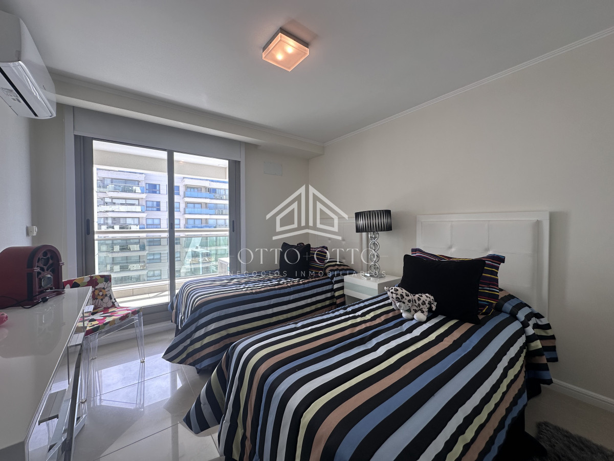 Apartamento ID.28636 - Vende apartamento esquinero de 3 dormitorios en Imperiale, Punta del Este