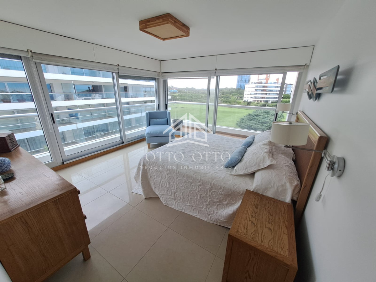 Apartamento ID.28633 - Apartamento en venta de 3 dormitorios y servcio en Punta del Este Primera Línea Brava