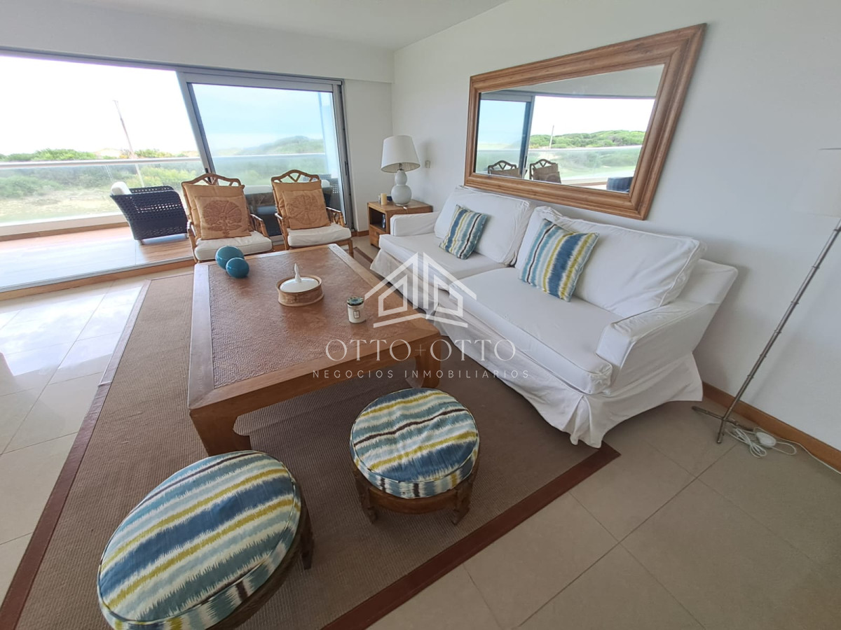 Apartamento ID.28633 - Apartamento en venta de 3 dormitorios y servcio en Punta del Este Primera Línea Brava