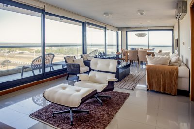 Alquiler Apartamento Penthouse, frente al mar, playa brava, 3 dormitorios con hermosa vista