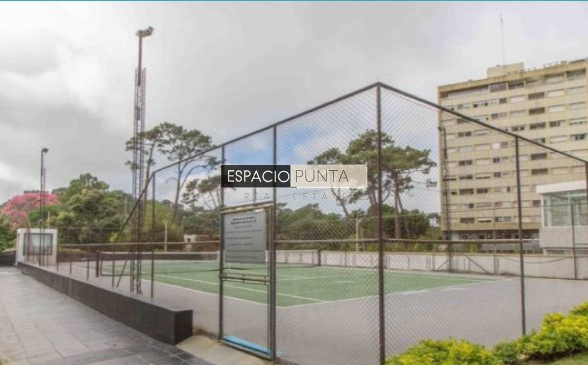 Apartamento ID.3665 - Vende apto de 2 dormitorios con vista al mar en Punta del este
