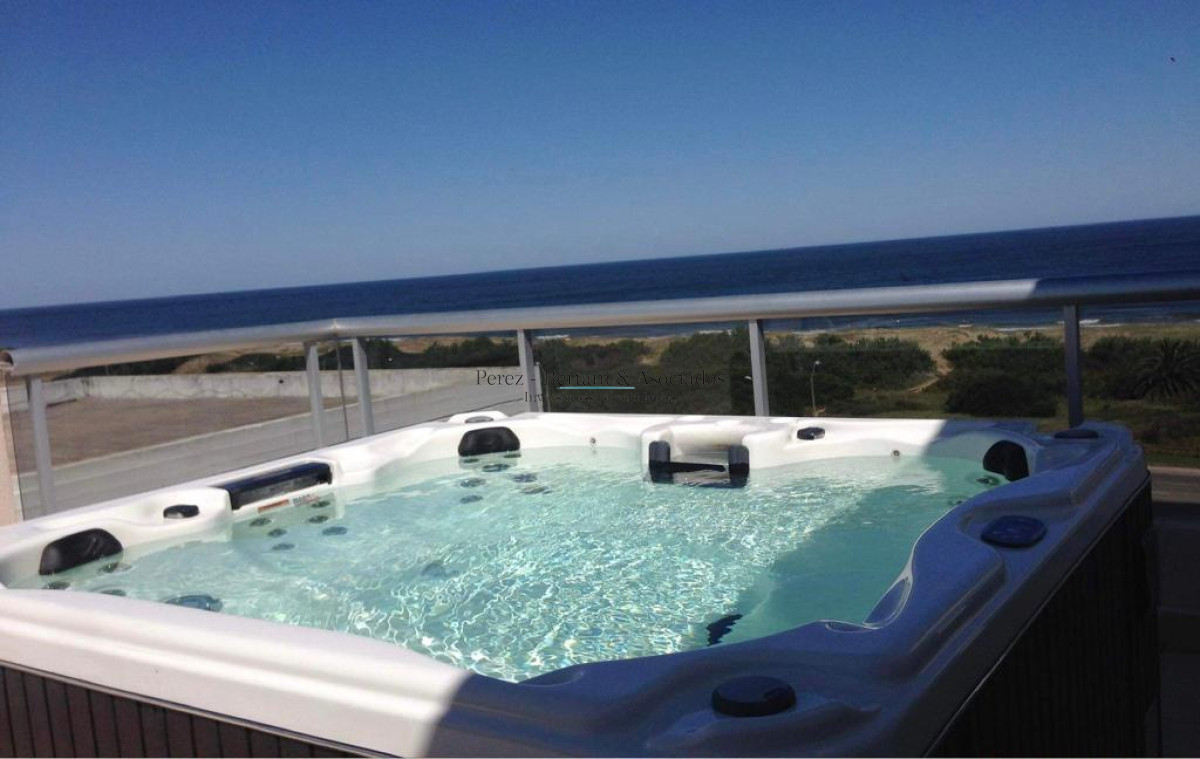 Apartamento ID.365 - Oportunidad!! Precio reducido!!! Espectacular penthouse frente al mar playa brava Punta Del Este.