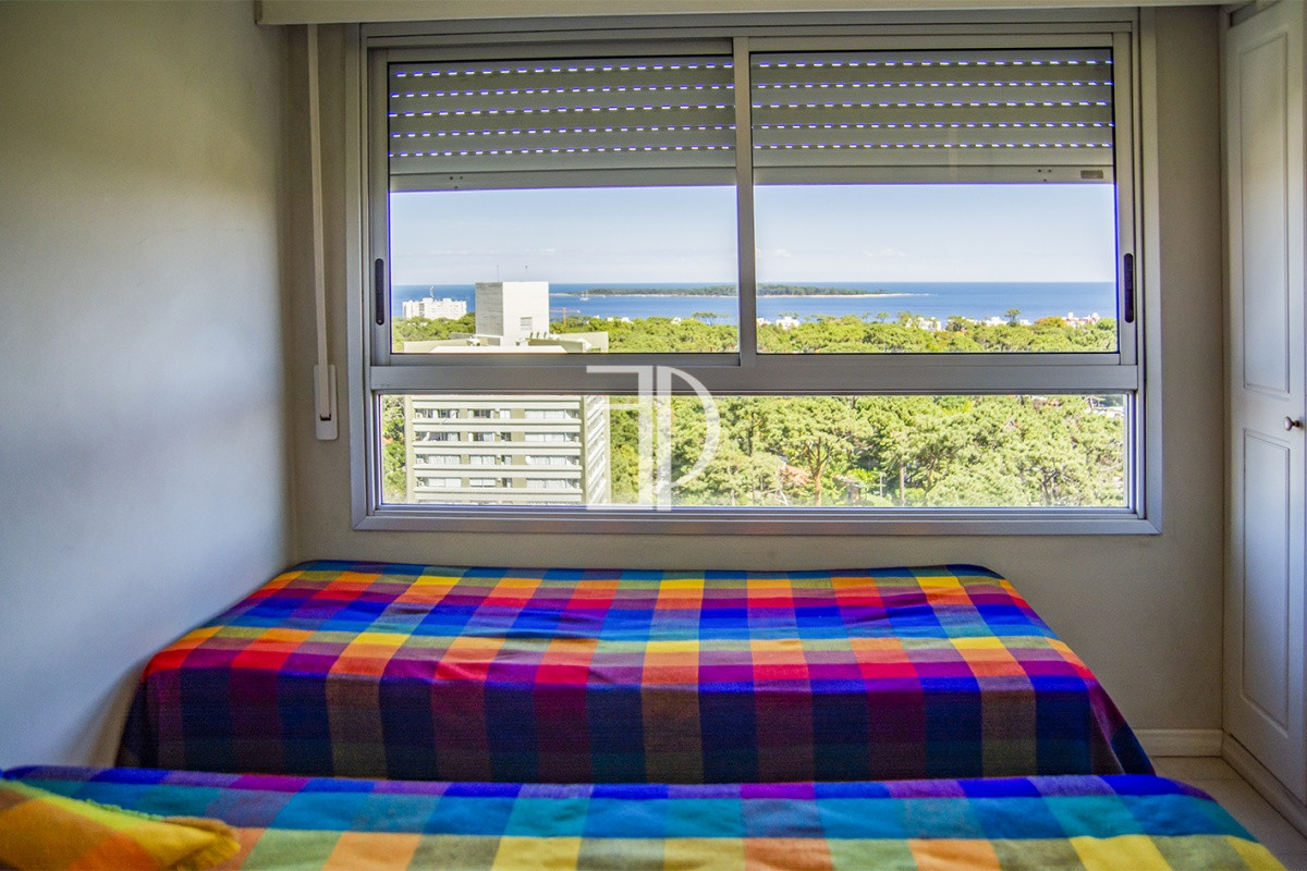 Apartamento ID.666 - En venta apartamento de 3 dormitorios con muy buena vista a la bahía, Punta del Este.