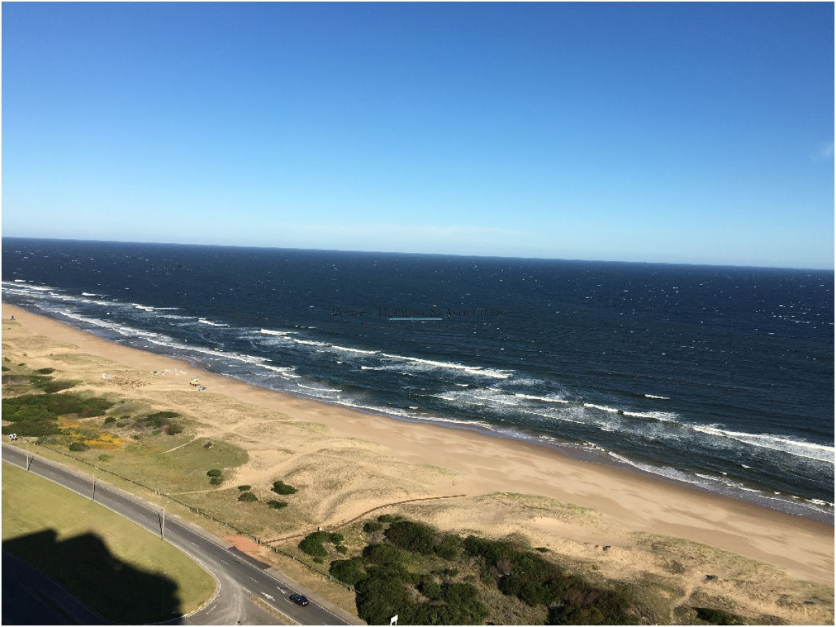 Apartamento ID.1174 - Espectacular Departamento en venta frente a Playa Brava, Torre Lobos