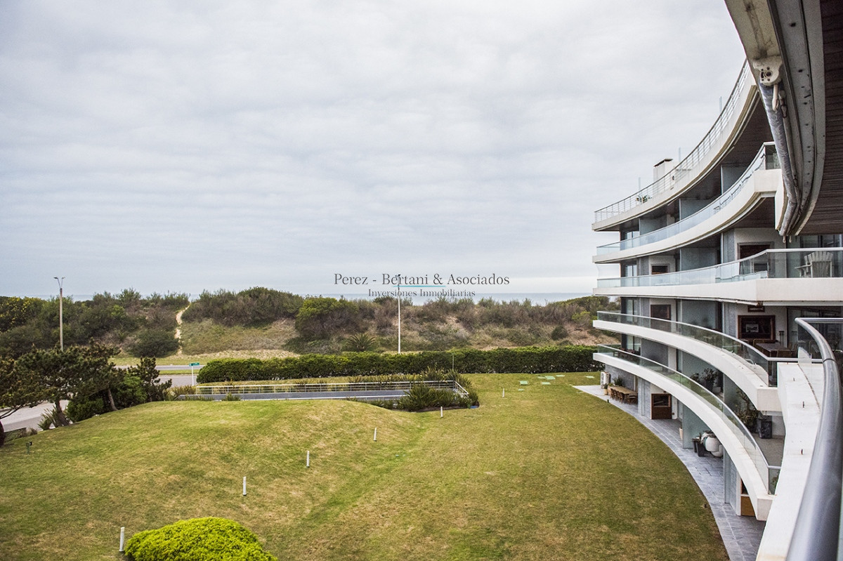 Apartamento ID.944 - Hermoso Departamento en venta frente a Playa Brava, 3 dorm + dep. Marigot Brava