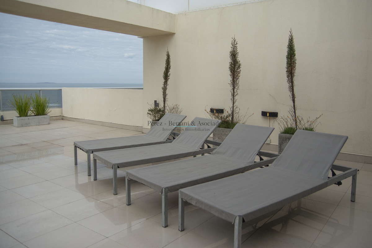 Apartamento ID.365 - Oportunidad!! Precio reducido!!! Espectacular penthouse frente al mar playa brava Punta Del Este.