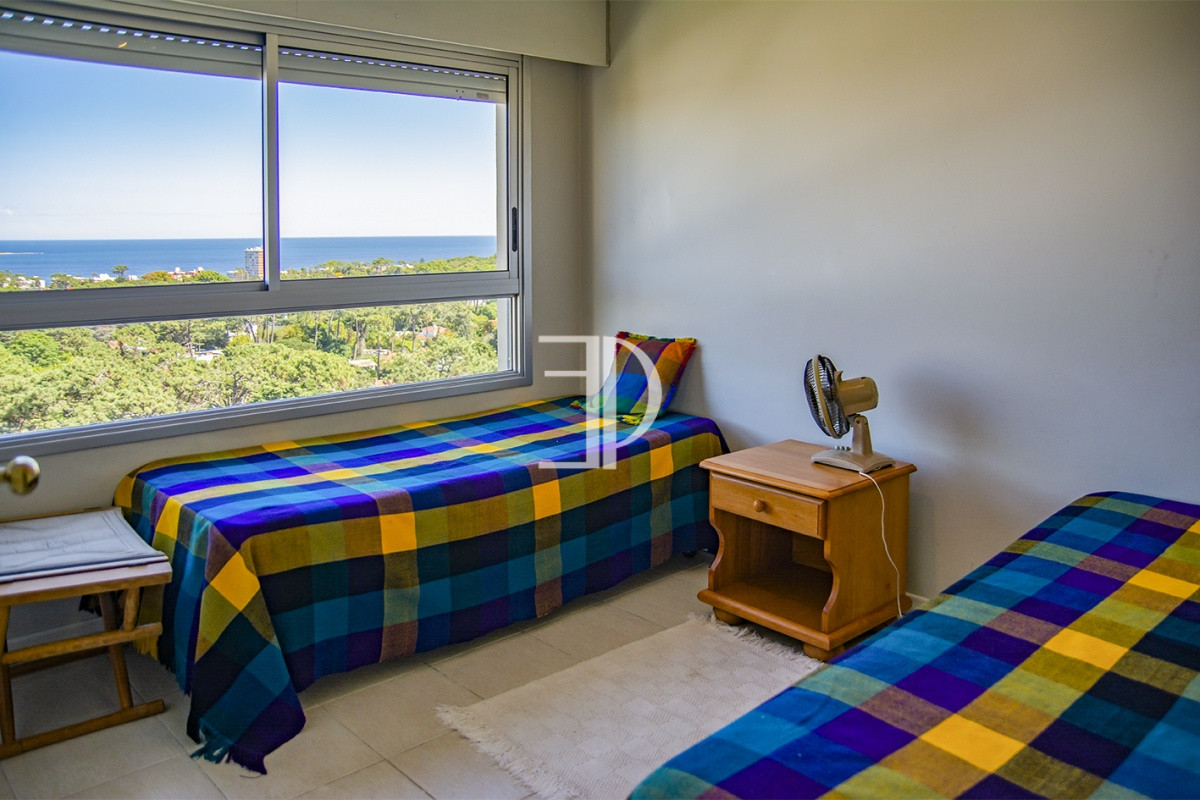 Apartamento ID.666 - En venta apartamento de 3 dormitorios con muy buena vista a la bahía, Punta del Este.
