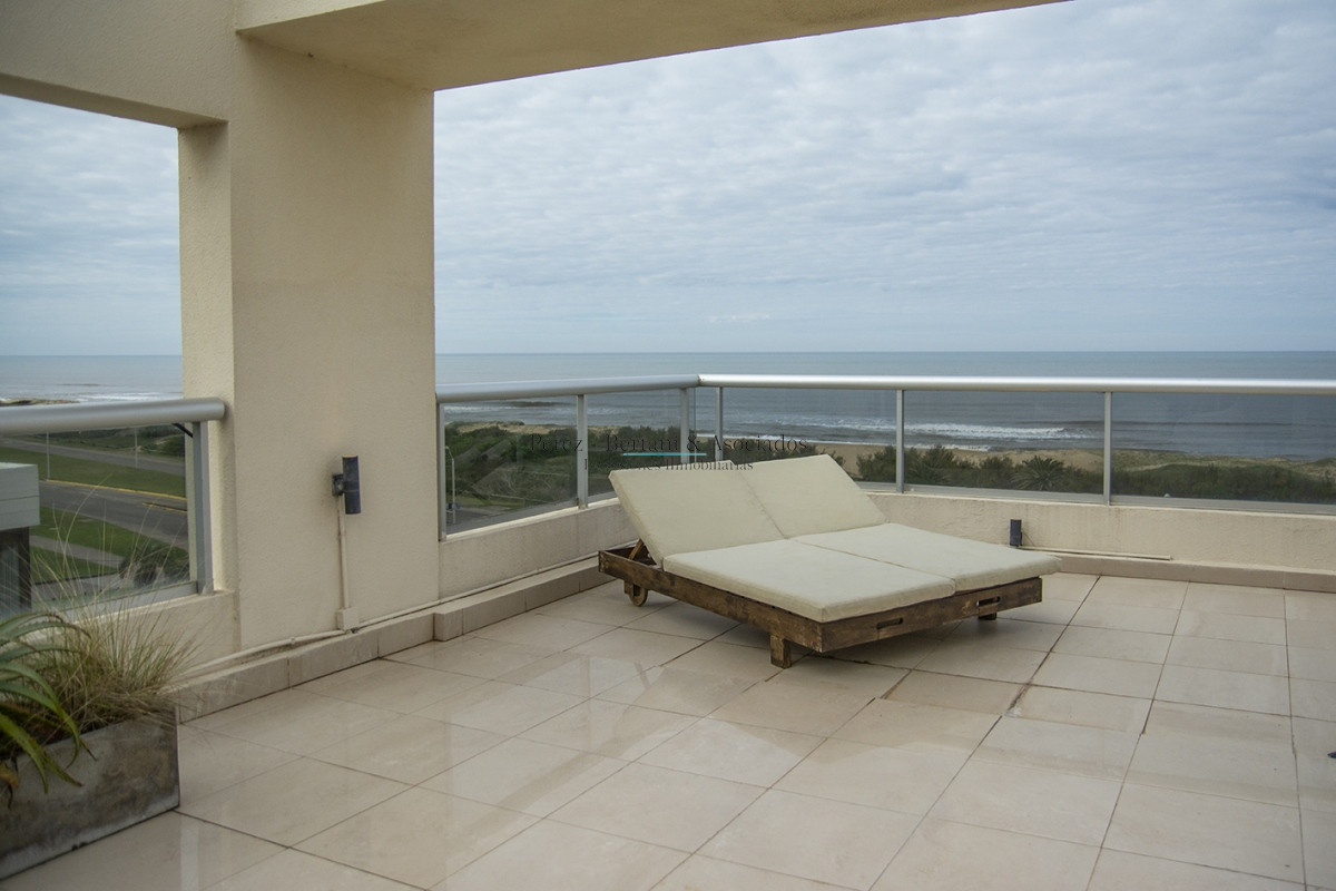 Apartamento ID.365 - Oportunidad!! Precio reducido!!! Espectacular penthouse frente al mar playa brava Punta Del Este.